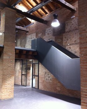 历史建筑中的城市图书馆扩建