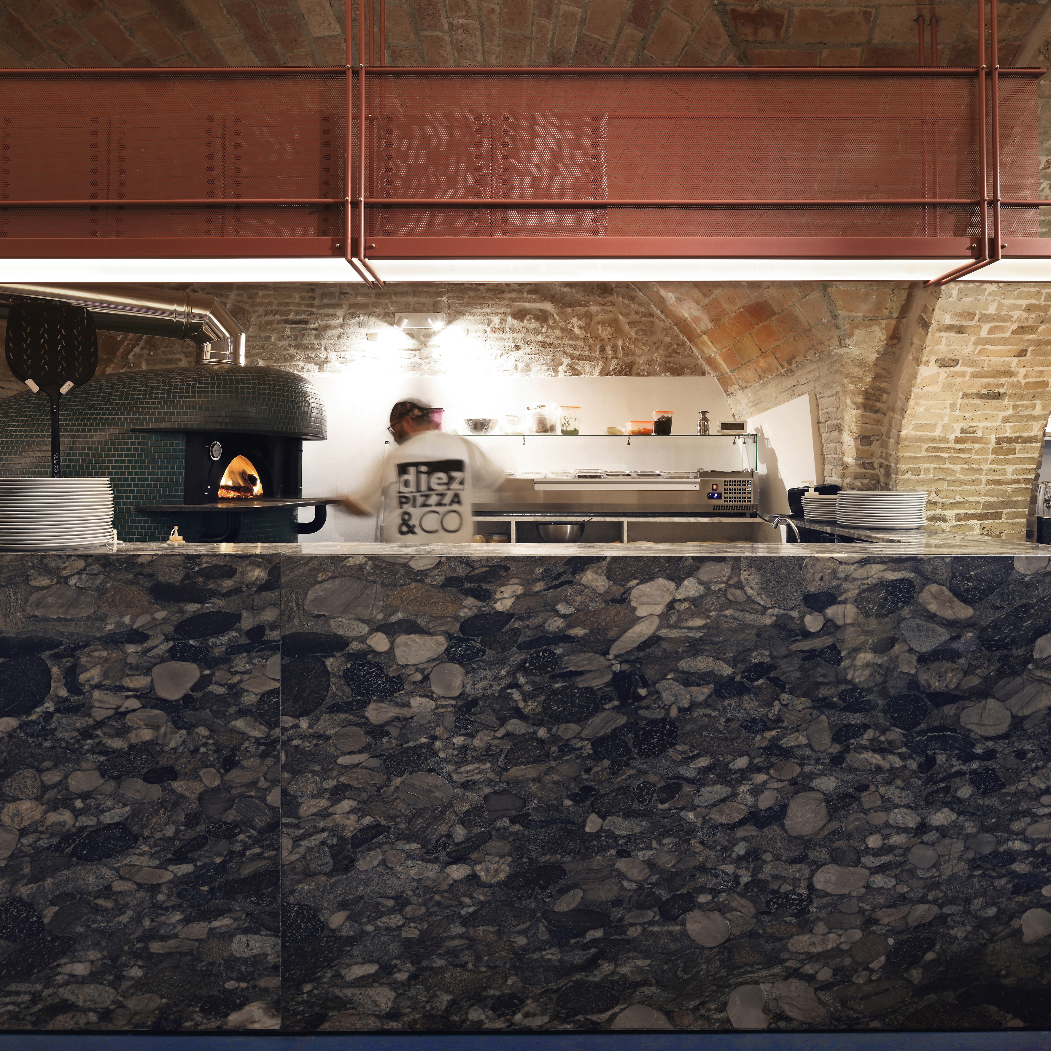 历史中心的新派披萨店——Rispoli Guerrera 设计-12