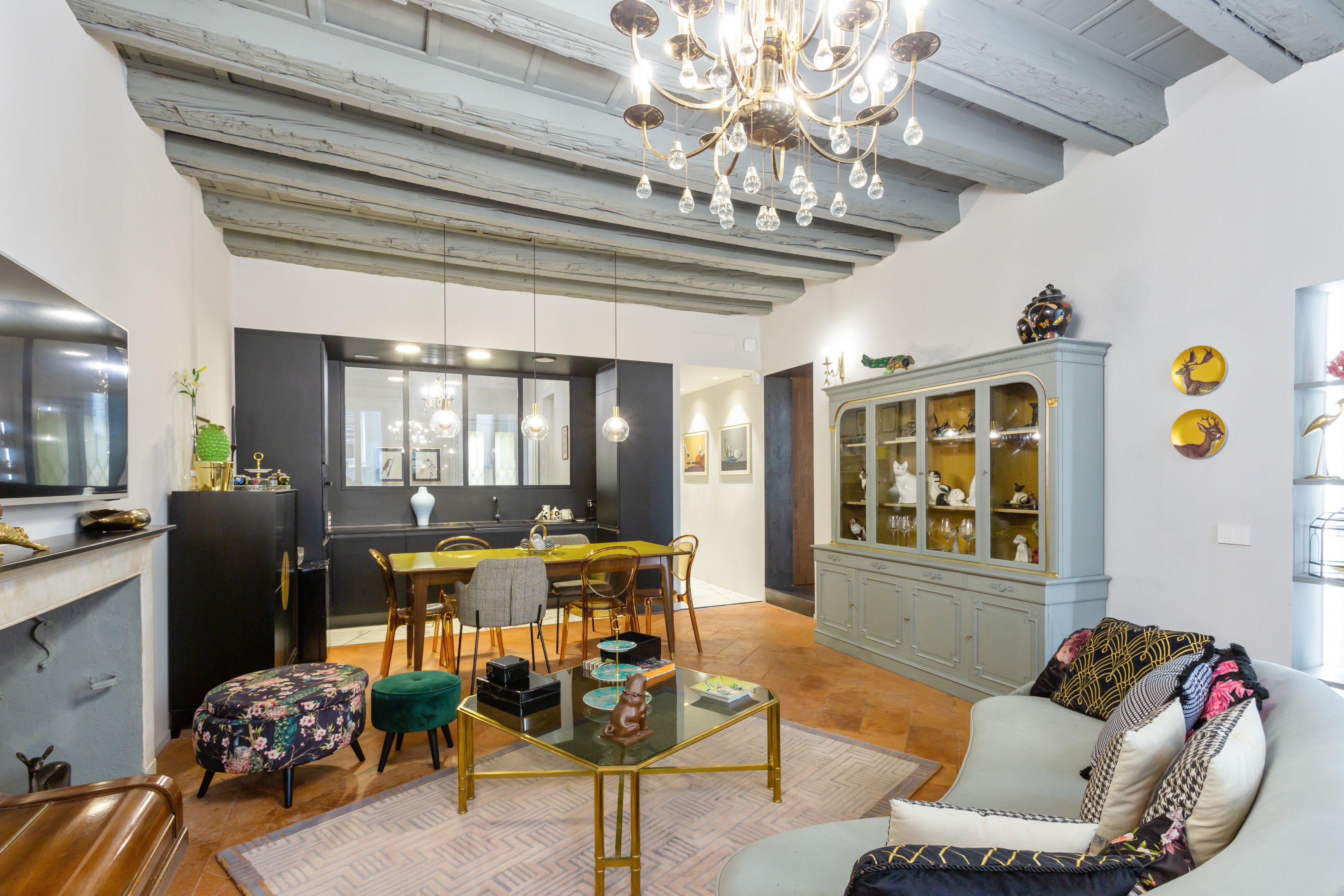 历史建筑中的动物主题复古空间-0