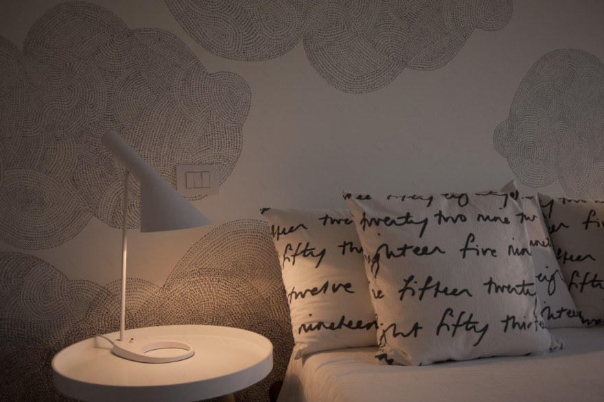 黑白碰撞的简约海景公寓-33