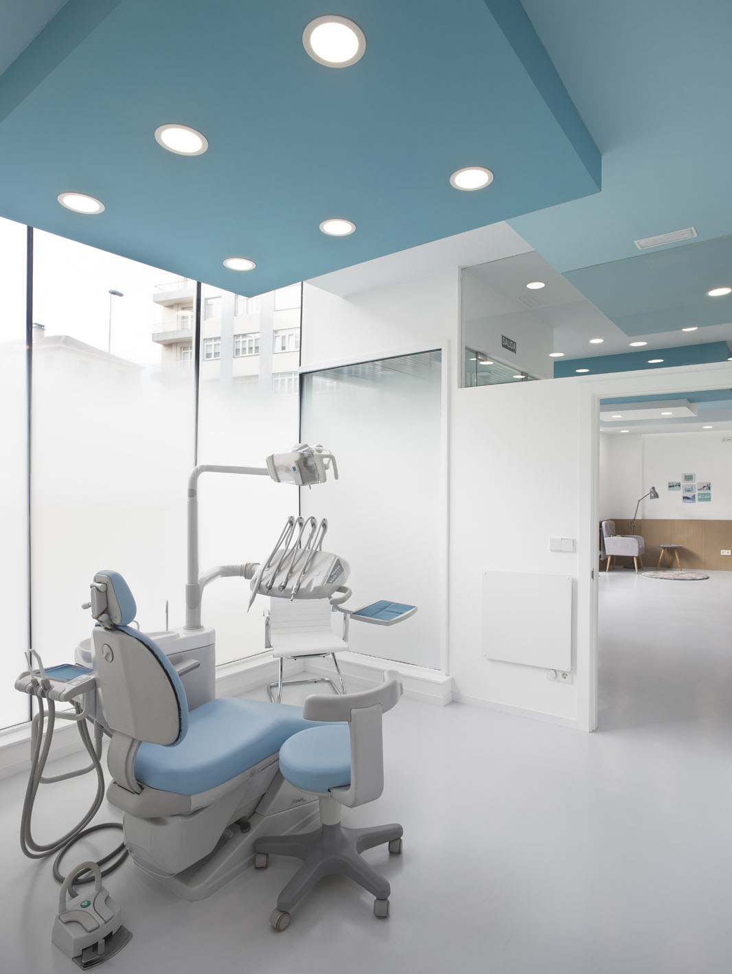 Ferraces Dental Clinic | 现代诊所的室内外透明对话-10