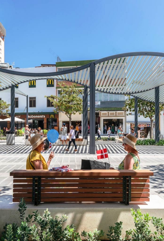 西班牙 Torremolinos 城市广场的波浪式模块化遮阳篷设计-5