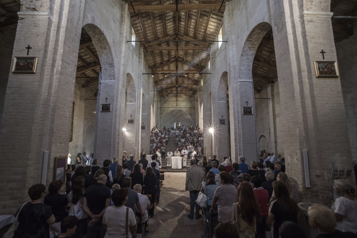 意大利中世纪教堂新设现代祭坛-6