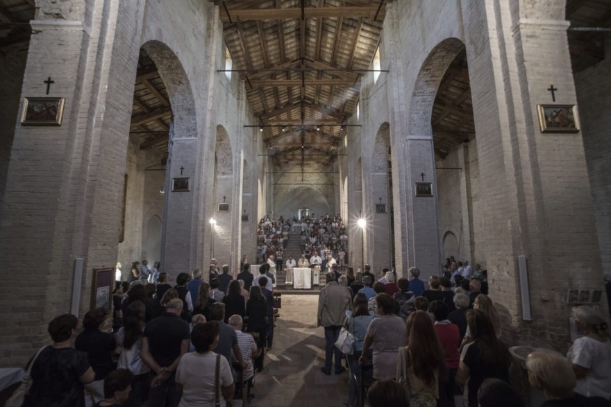 意大利中世纪教堂新设现代祭坛-6