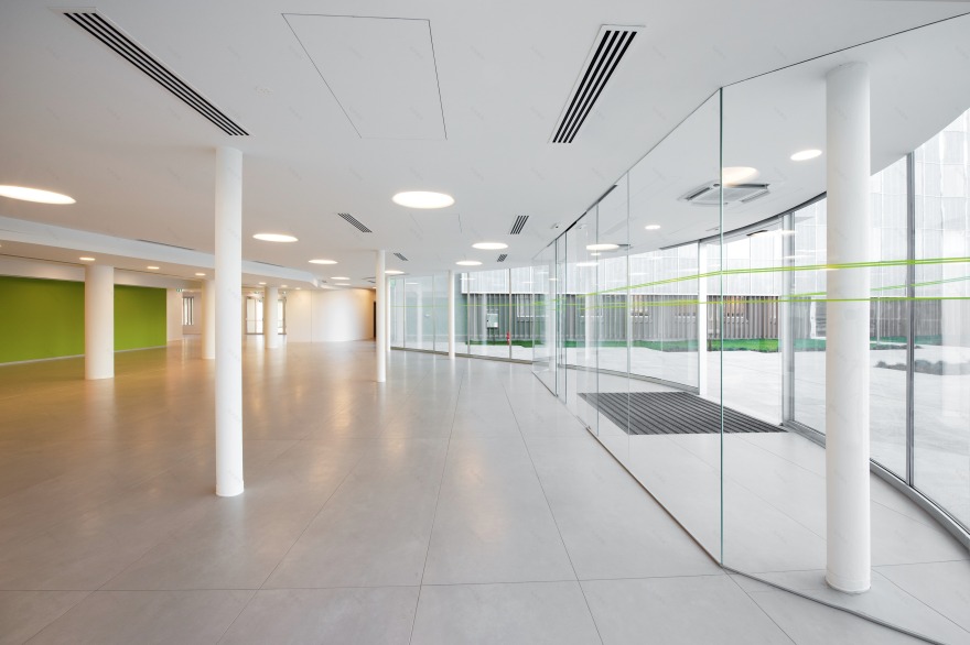 绿色立方体办公建筑 · 旧建筑的新生-6