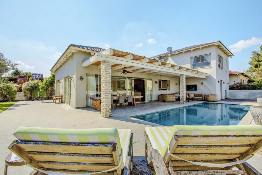 融合户外与室内的三层别墅设计-3