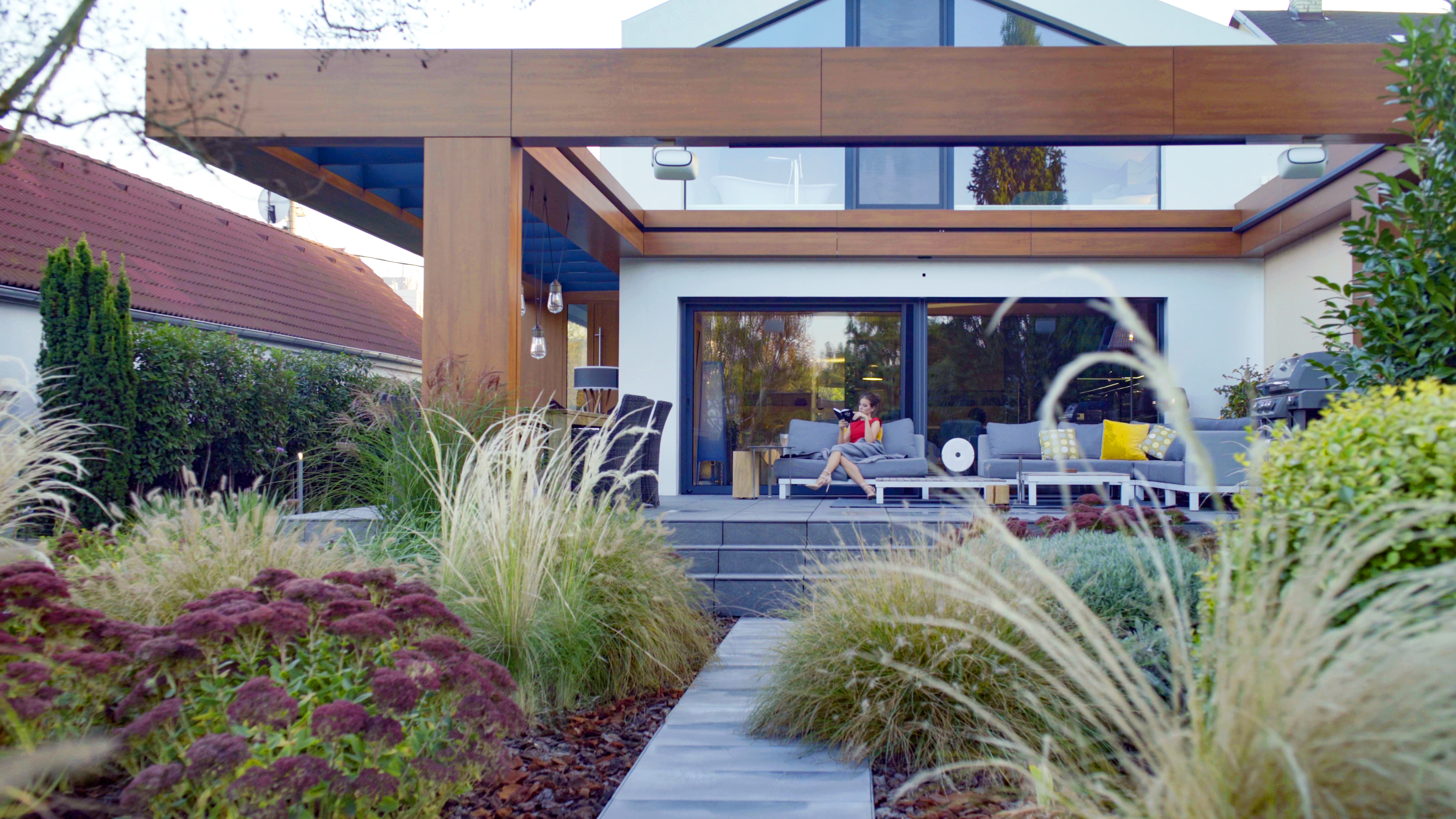 布拉提斯拉瓦别墅 | HI-MACS®助力 80 年代建筑变身为现代梦想家园-16