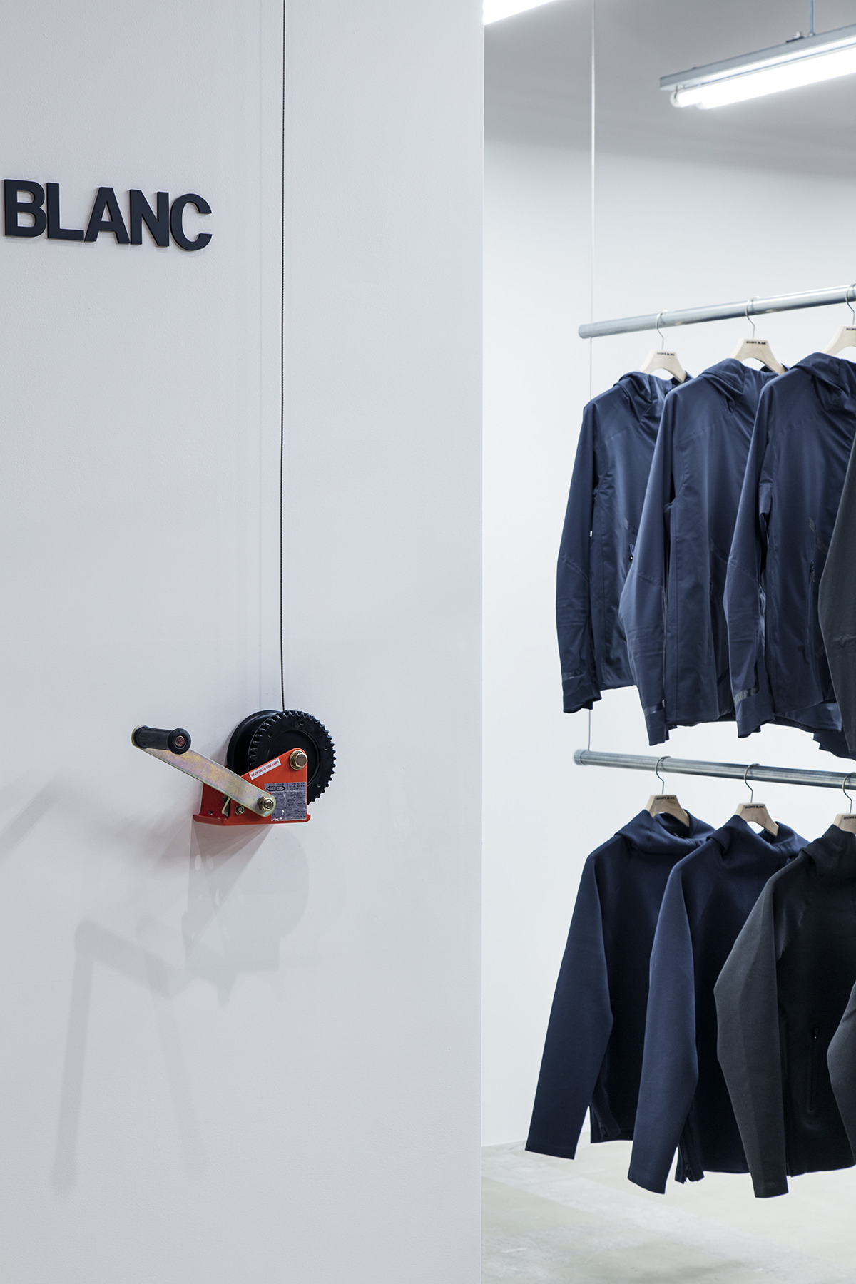 "DESCENTE BLANC" 第五店设计，高挑空间下的垂直展示创意-11