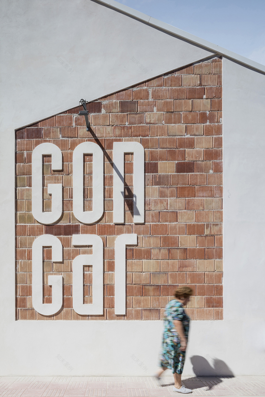 Gon-Gar 农业机械维修综合体 | 旧仓库新生,新车间融入环境-15