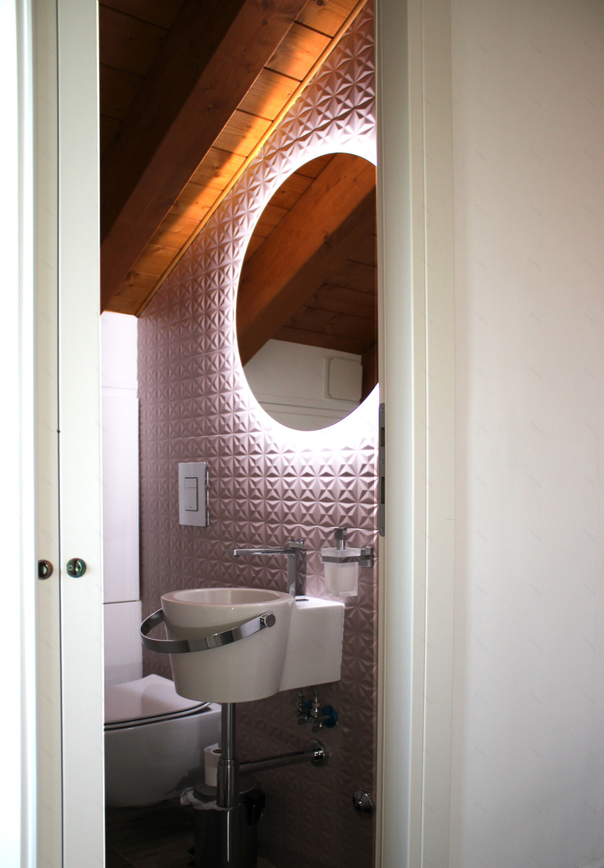 温暖木质斜屋顶,灰色调现代公寓设计-4