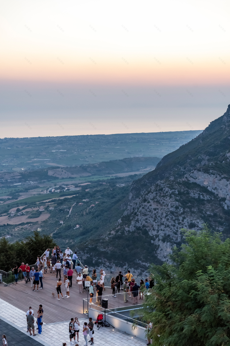 意大利卡普里岛悬空步道花园设计丨Trentinara 市政府-3