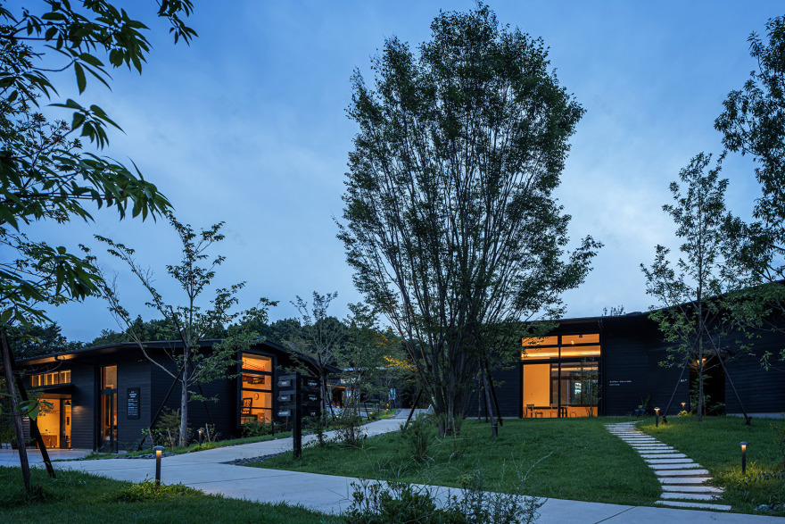 町田药师池公园“四季彩之森”游客中心,日本/运用村落般的建筑形式营造愉悦步行体验-60