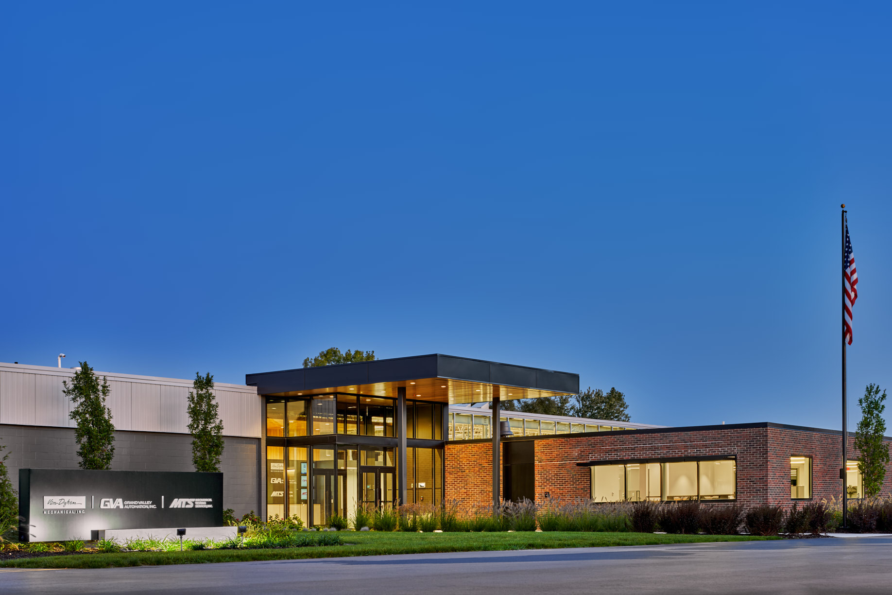 VanDyken Mechanical 总部改造 | 现代高效协同办公空间-9