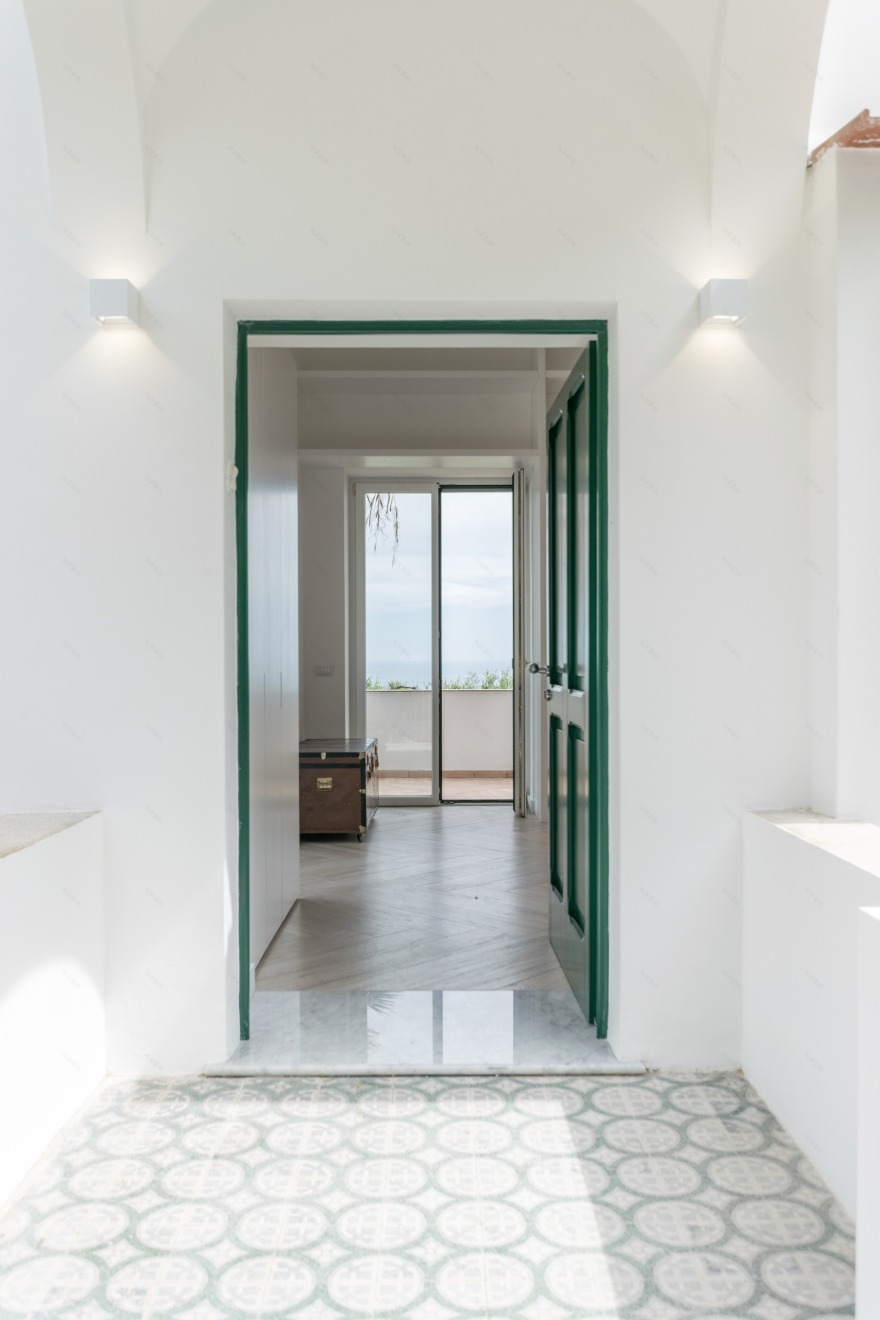 简约暖调的海湾美景丨意大利-40