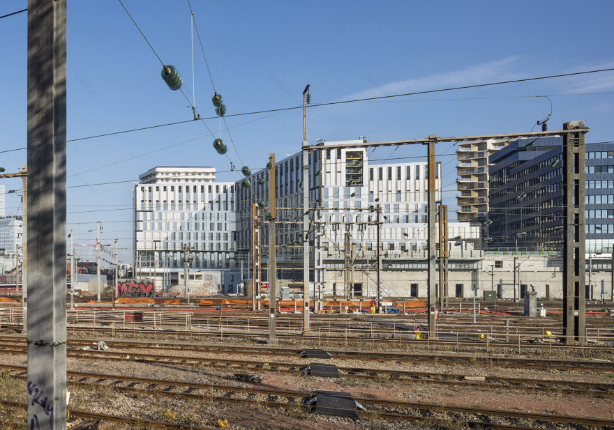 巴黎绿意办公空间,垂直景观与可持续设计完美融合-7