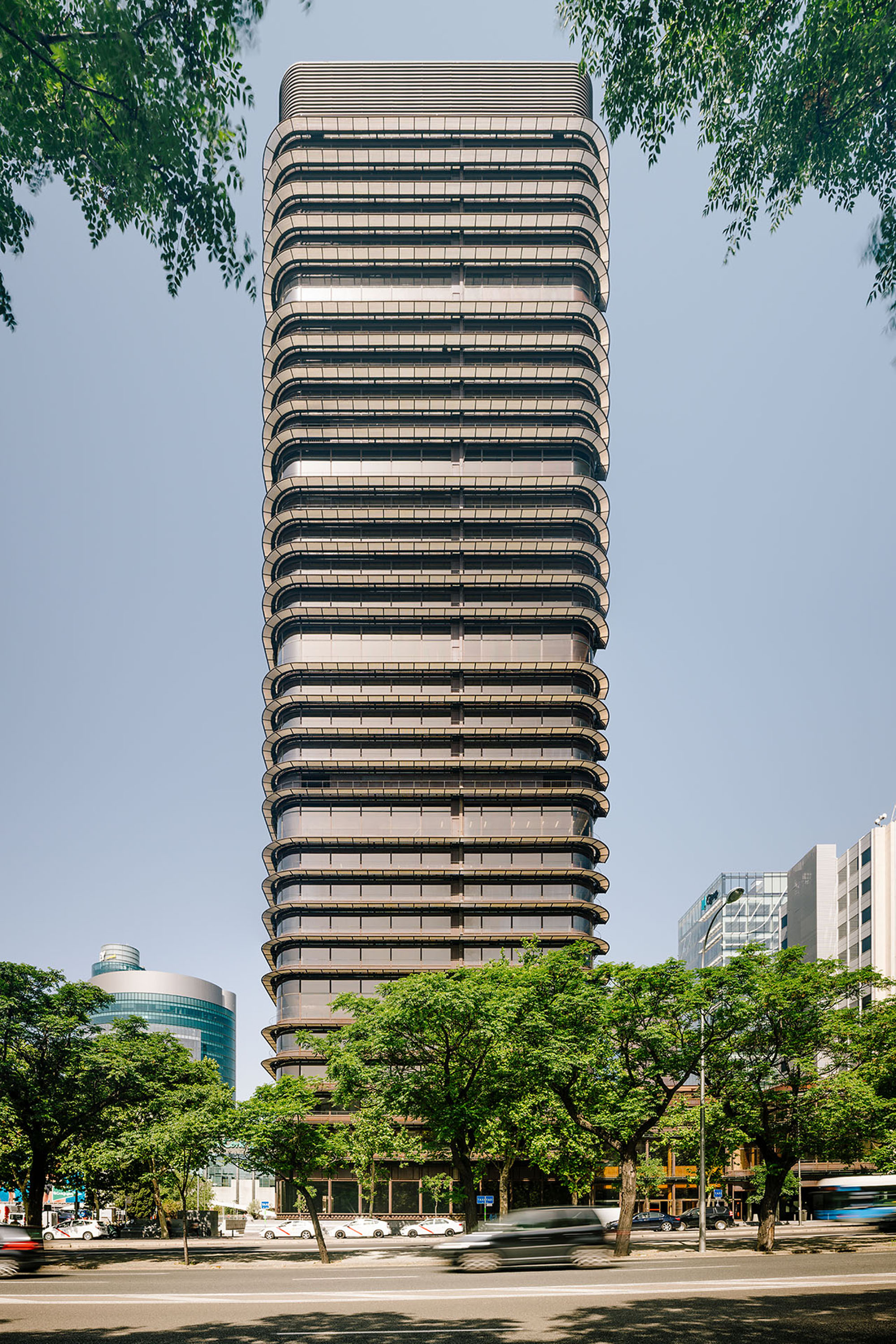 西班牙现代建筑标志 Castellana 81 翻新 室内空间通透-1