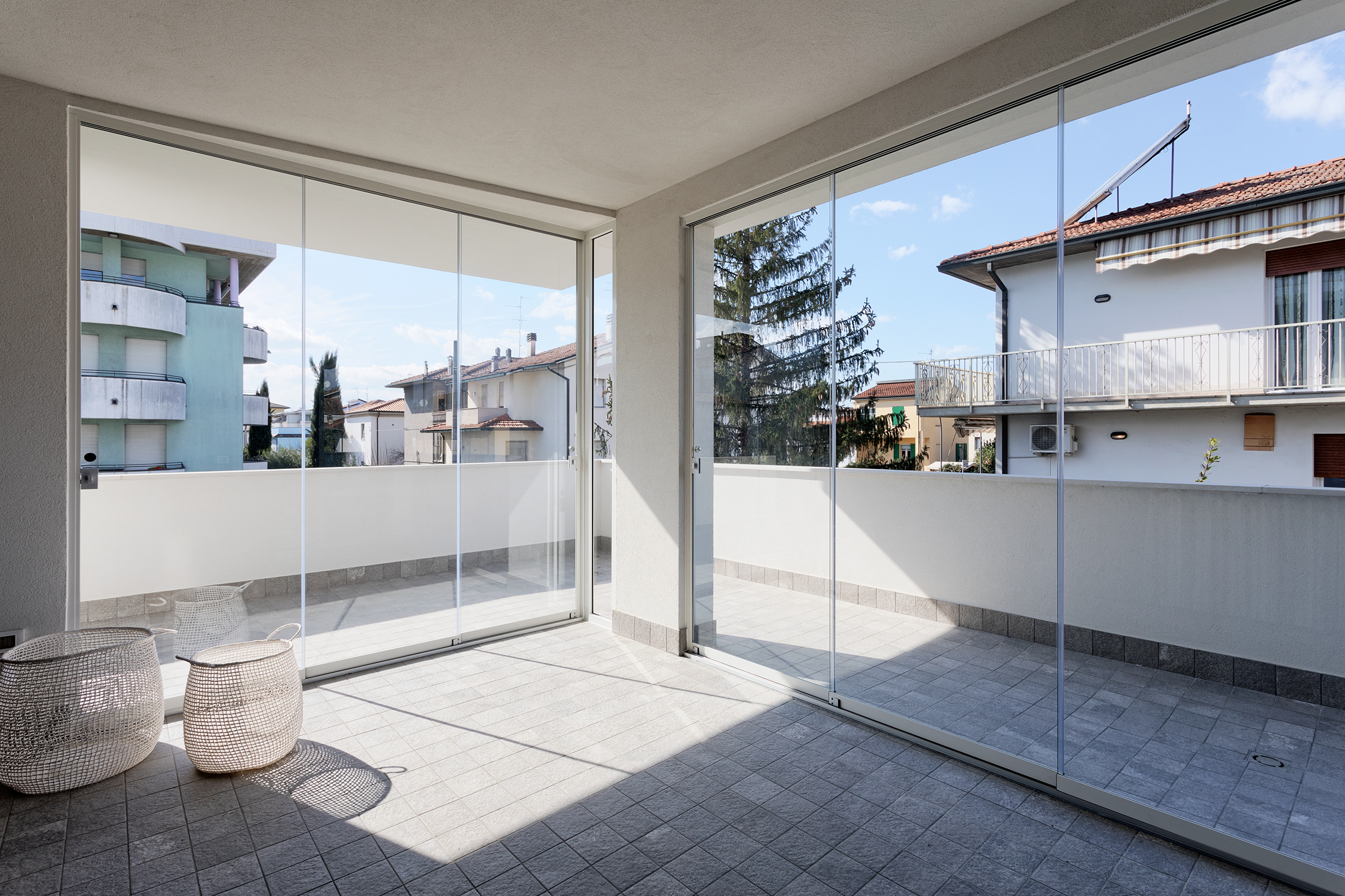 极简白色公寓,自然光线与设计完美融合-21