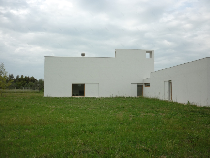 简约农舍 | 农具储藏与生活空间的完美融合-2