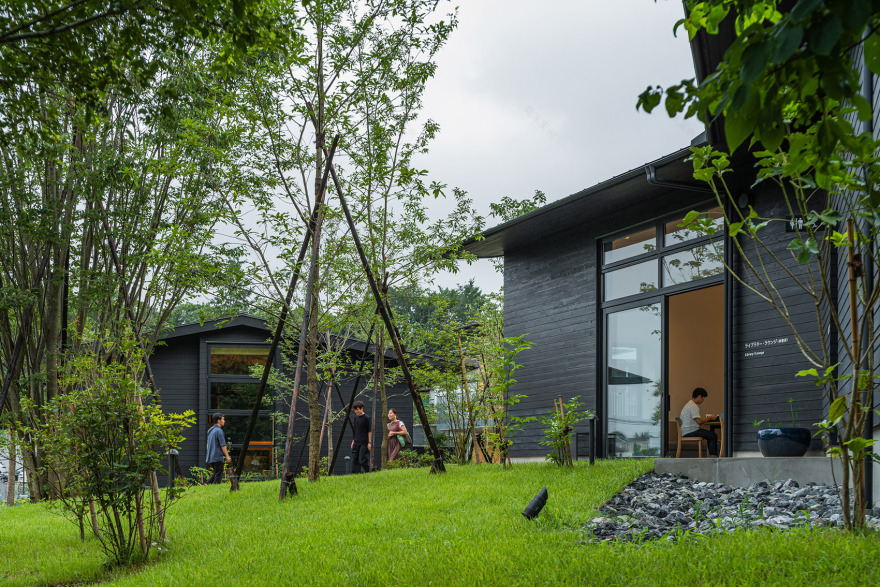 町田药师池公园“四季彩之森”游客中心,日本/运用村落般的建筑形式营造愉悦步行体验-31