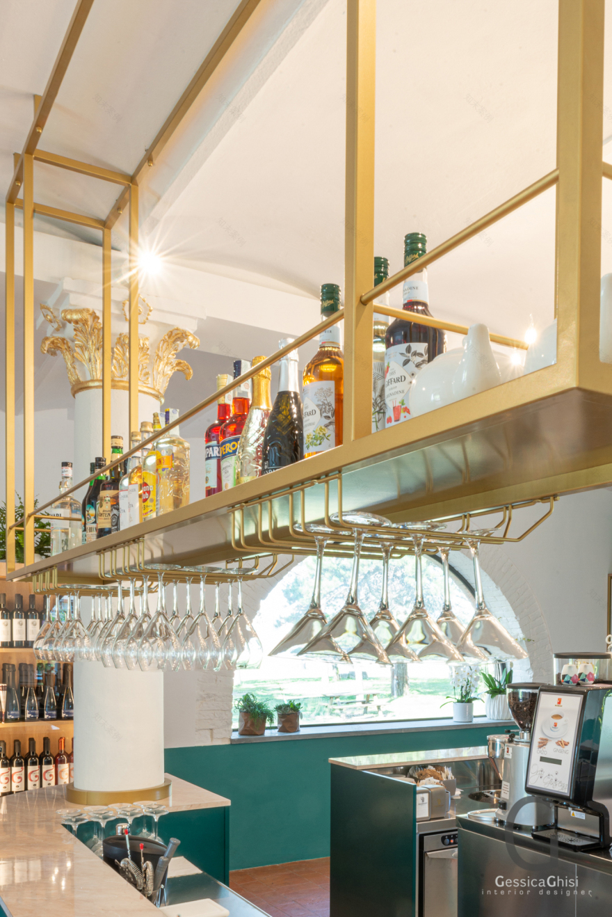 古罗马剧院内的现代咖啡厅-9