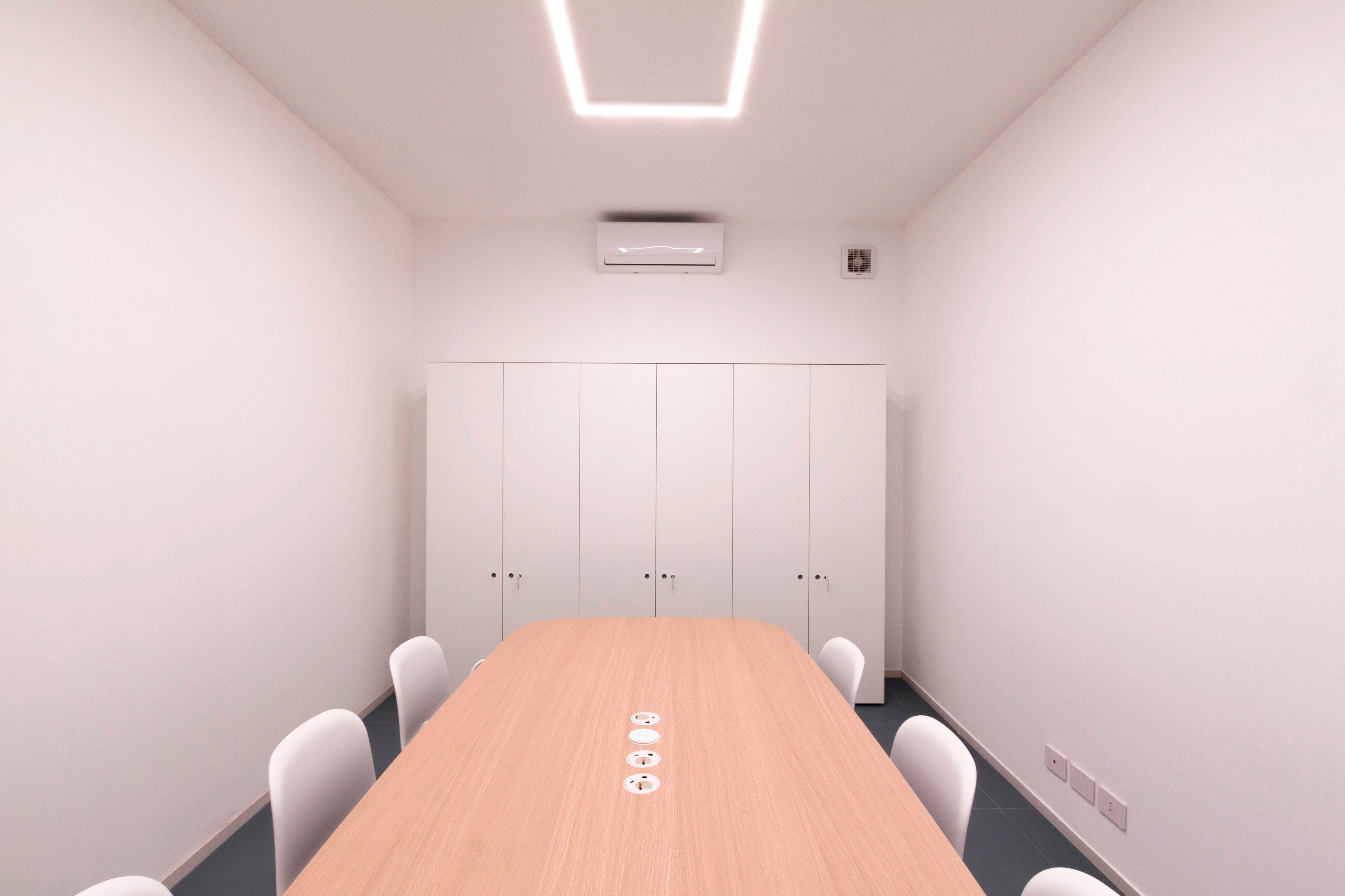 优化空间利用的意大利旅游港口办公室设计-20