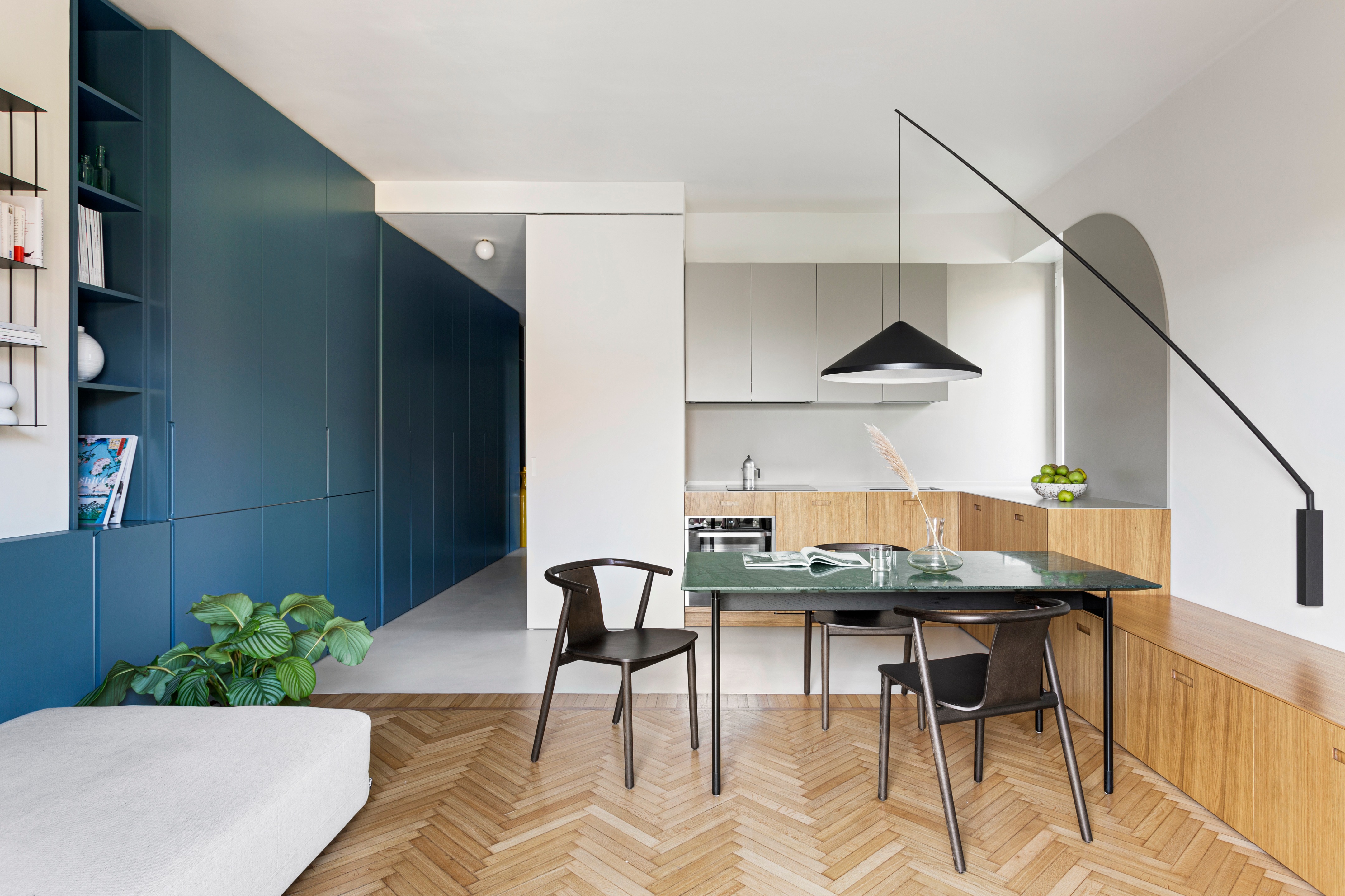 翻转空间的平层公寓改造 | 日与夜的和谐共生-0