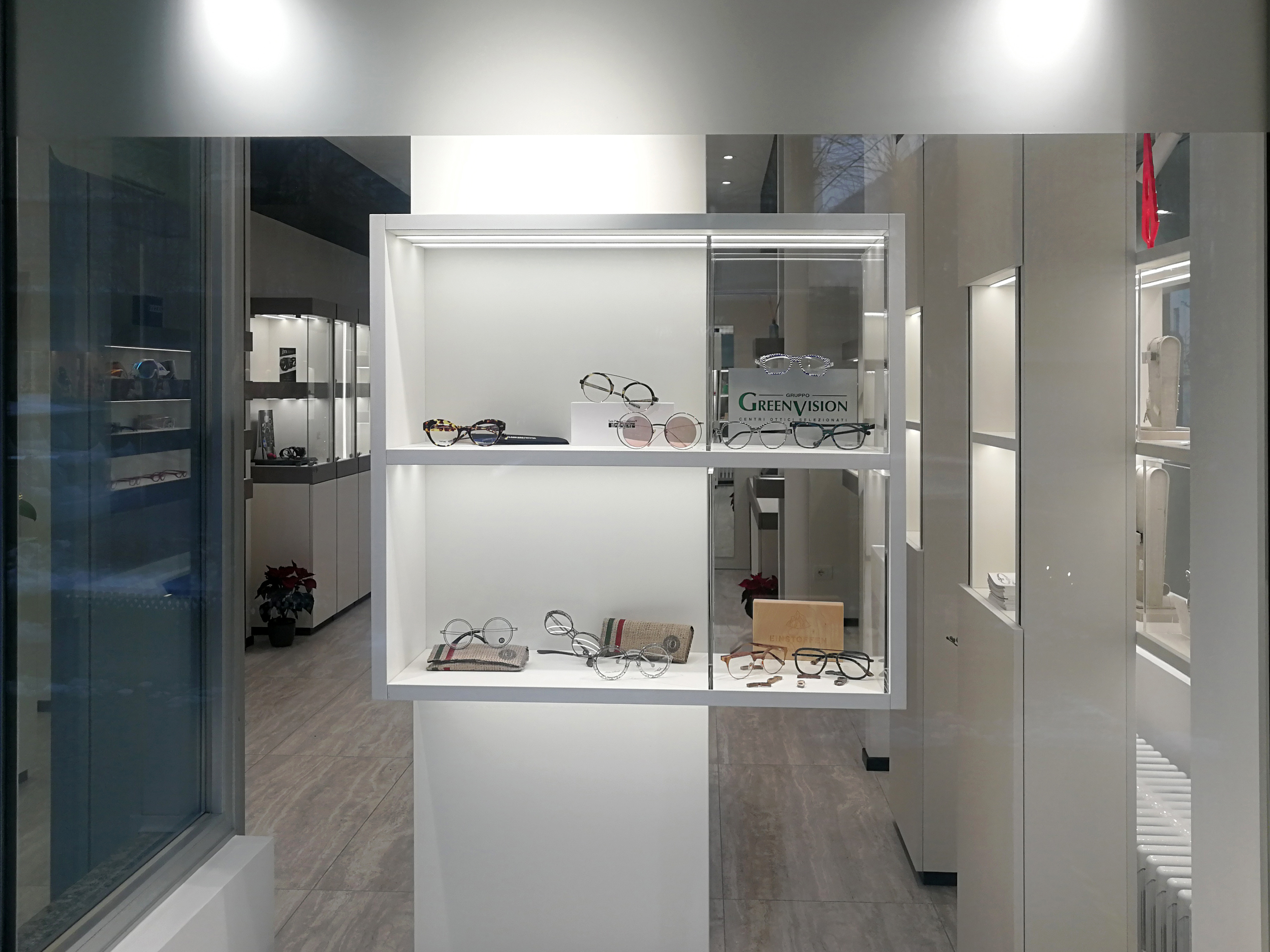 雪中圣诞树灵感的温馨珠宝店设计丨GioielleriaOttica Damiani 1927-2