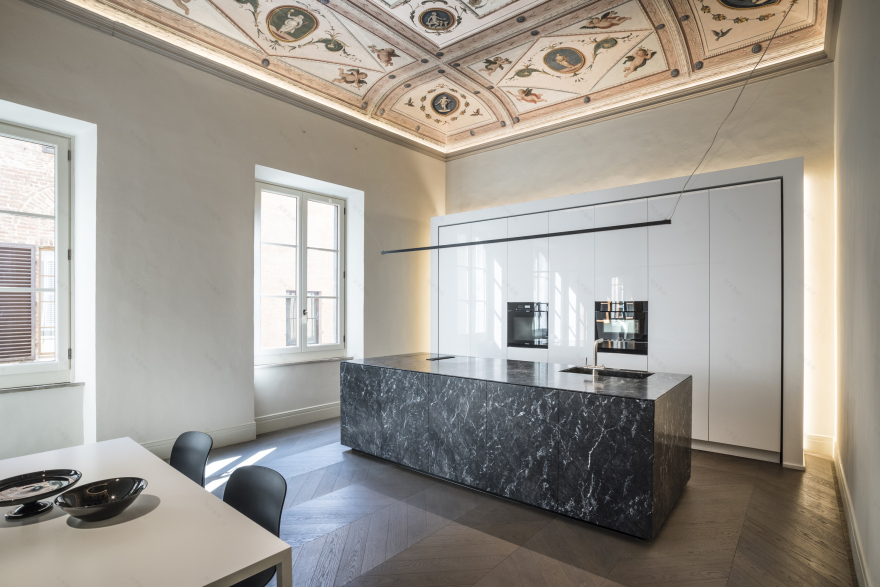 融合历史与现代的意大利古城公寓改造-13