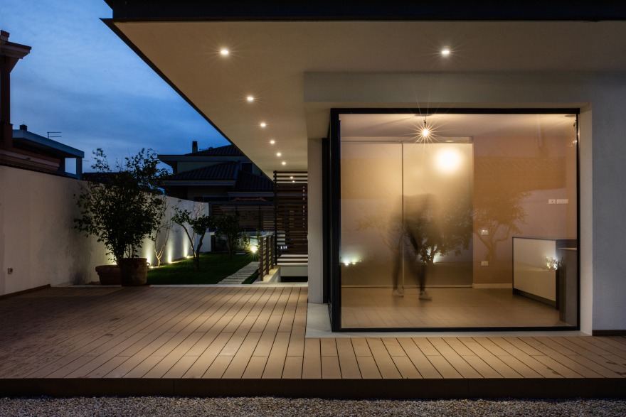 三层楼的灵活布局与光影调控-24