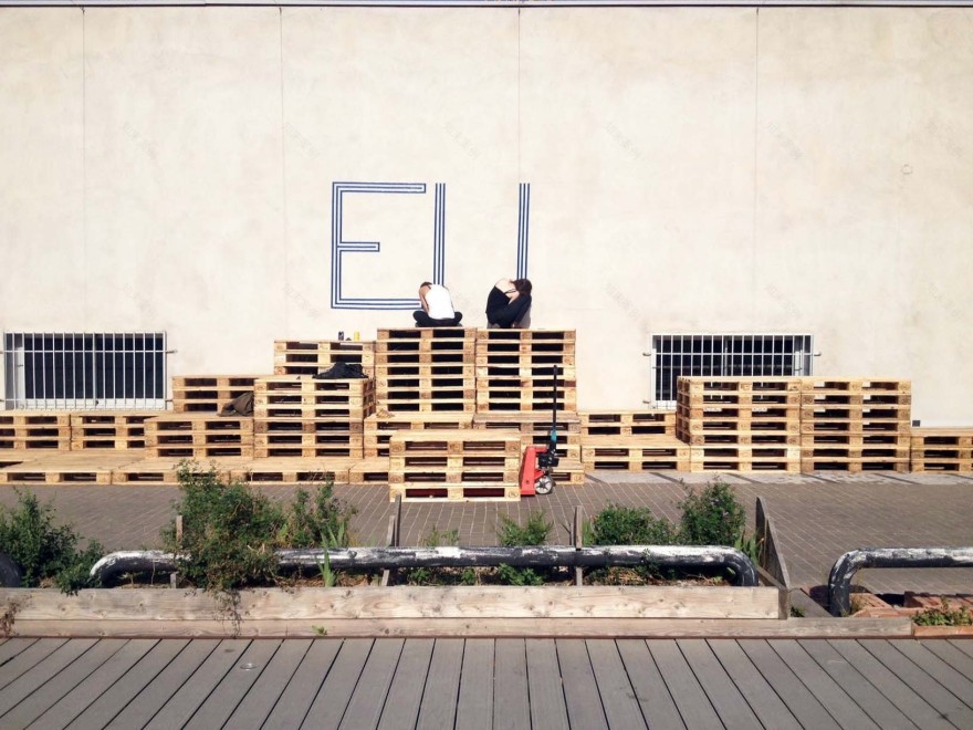 塑胶薄膜包装的临时展览空间-14