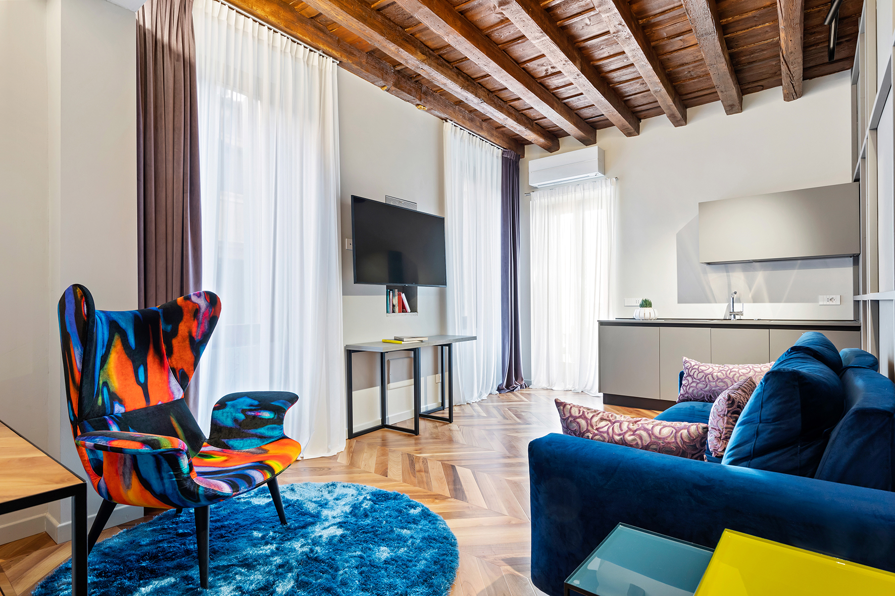 文艺复兴时期历史建筑中的独特现代公寓-1