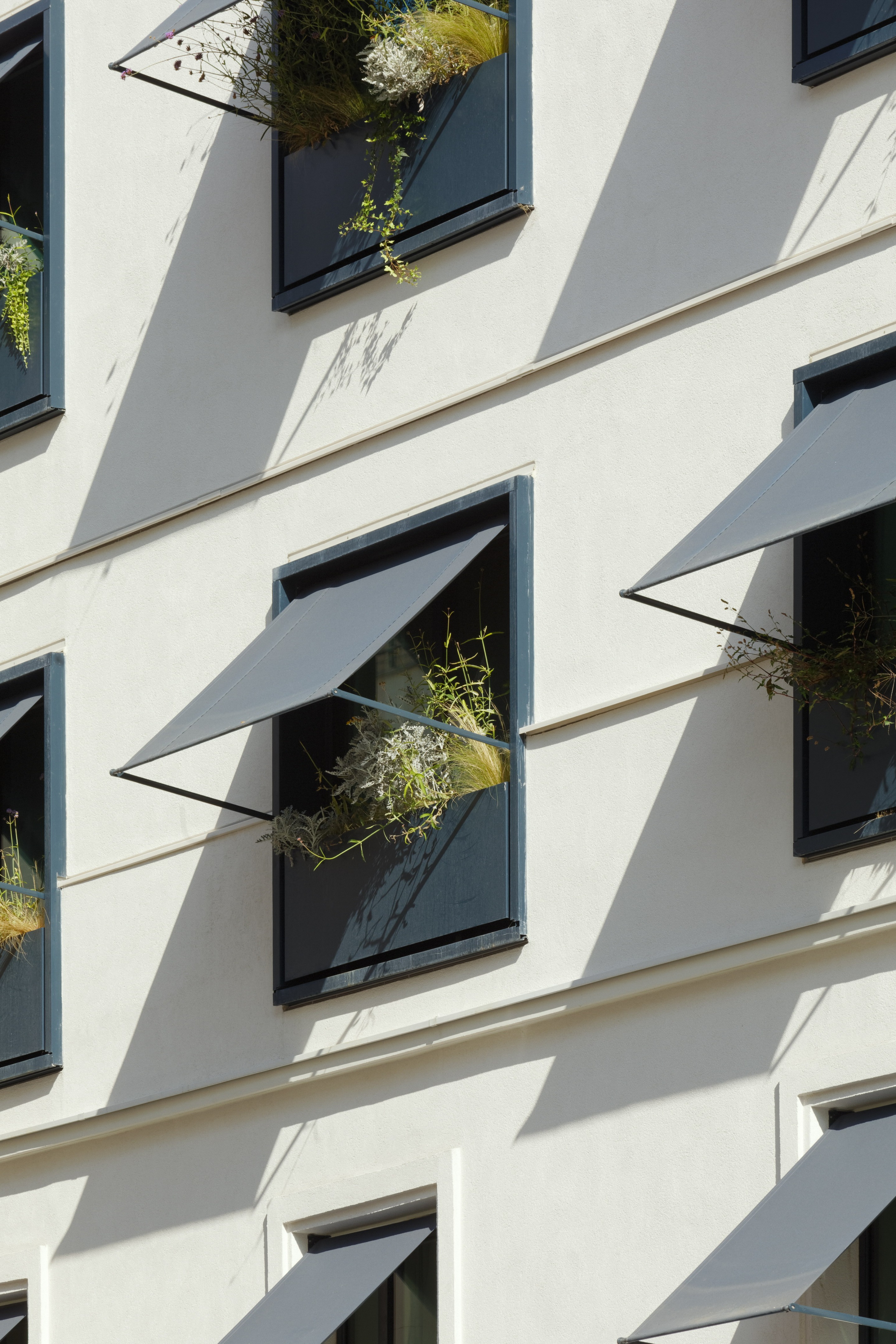 巴黎华莱士酒店,蓝调金属魅力与自然光的完美结合-15