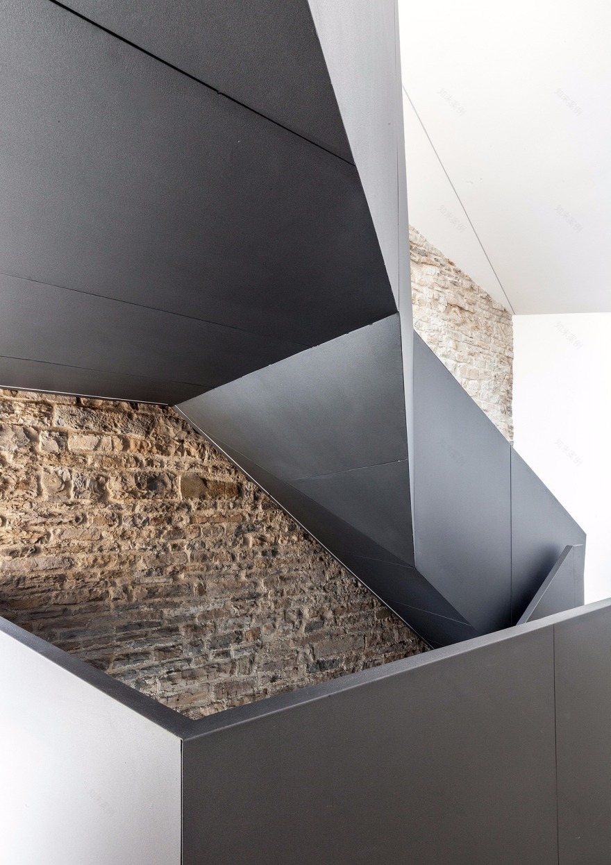 中世纪堡垒建筑的现代复兴——意大利 Torre del Borgo 别墅-31