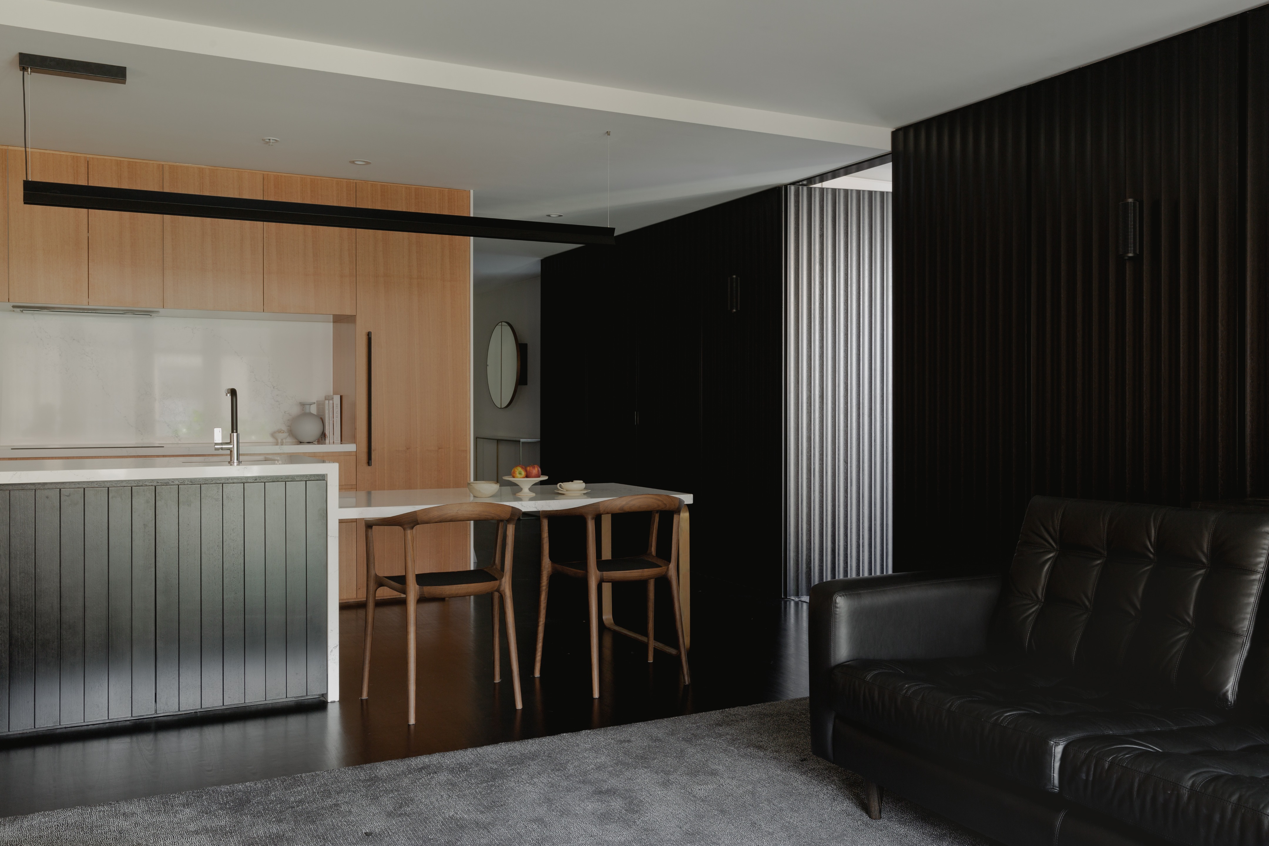 漆艺公寓 | 神秘黑调中的灵动生活-12