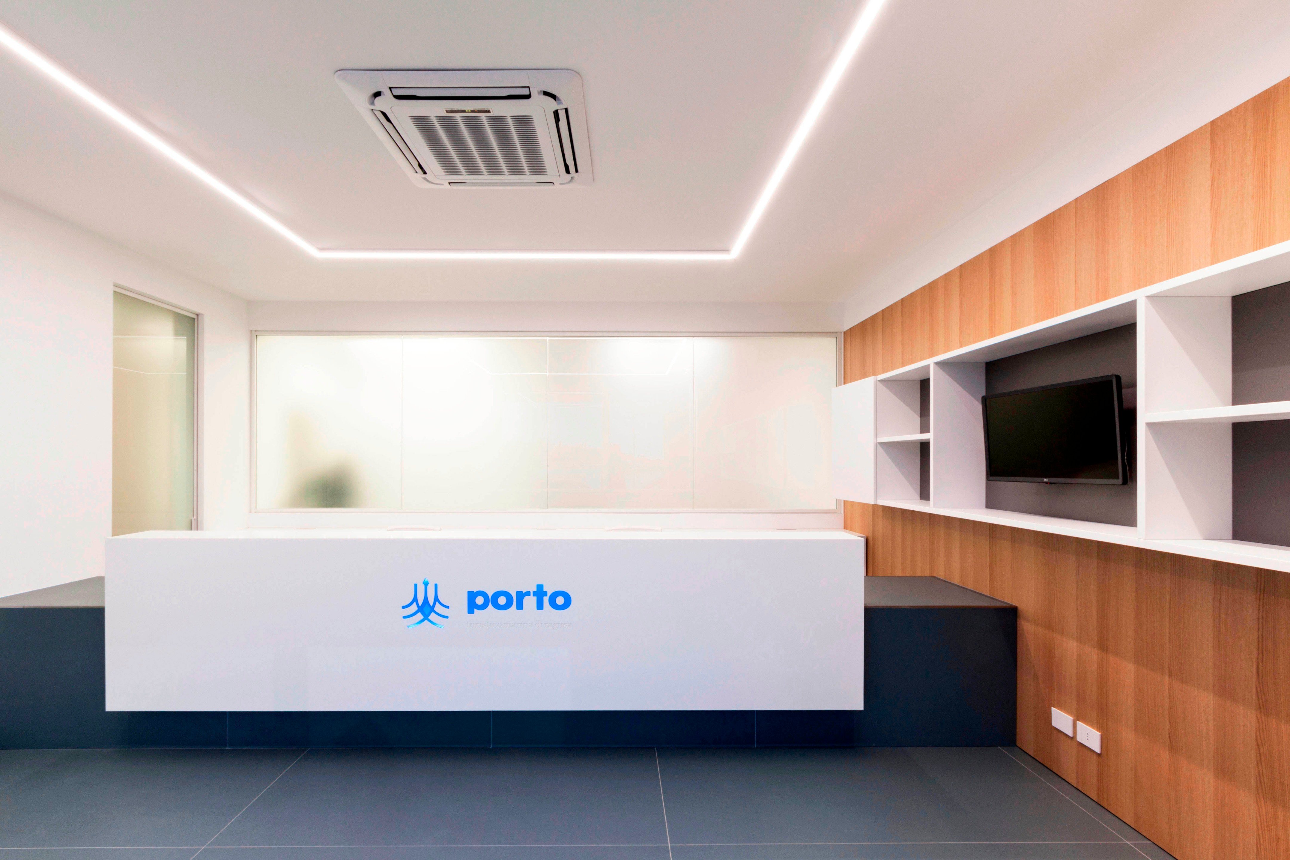 优化空间利用的意大利旅游港口办公室设计-0