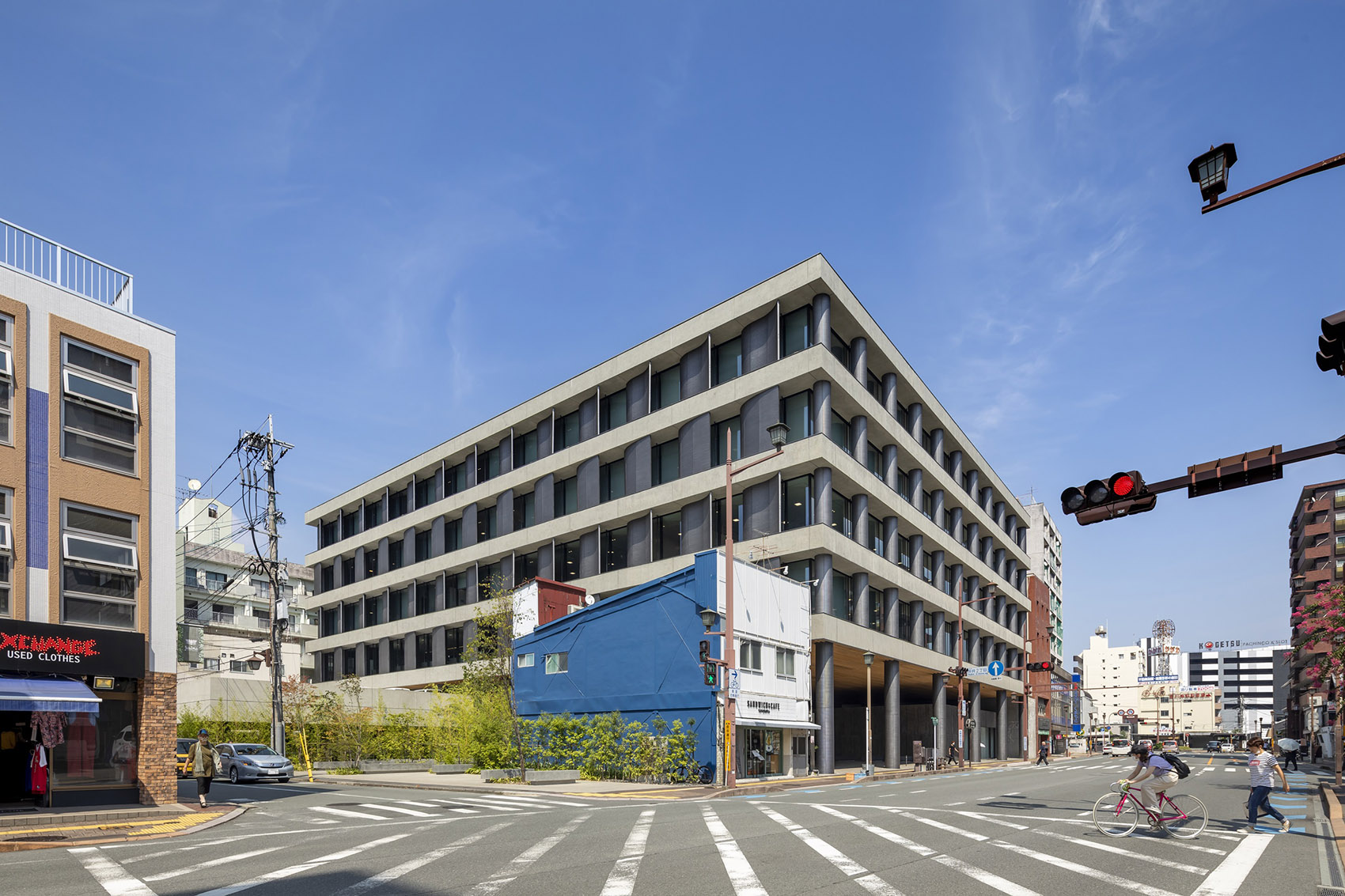 熊本城下町 · 融合环境特色的现代办公建筑丨日本熊本丨日建设计-7