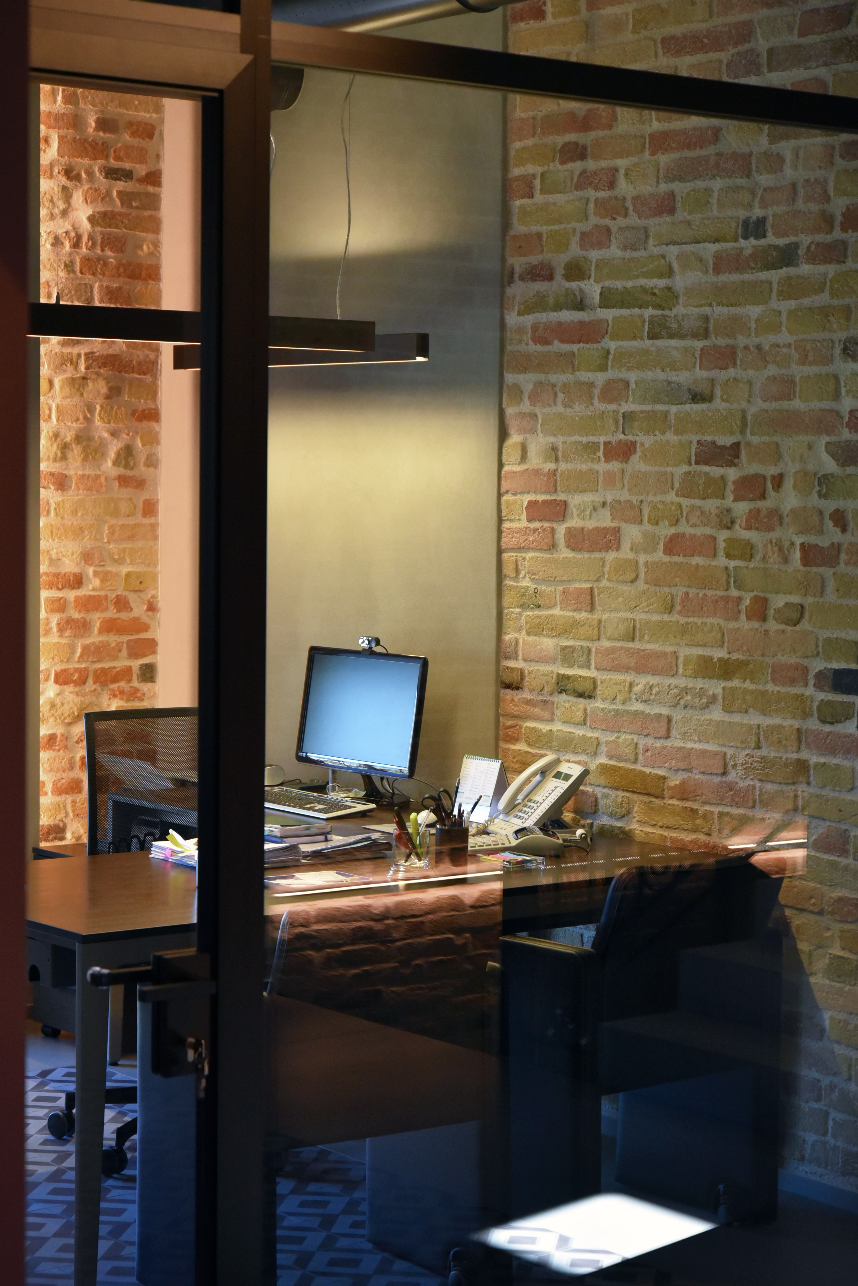 经典与现代共融的意大利总部室内设计-6