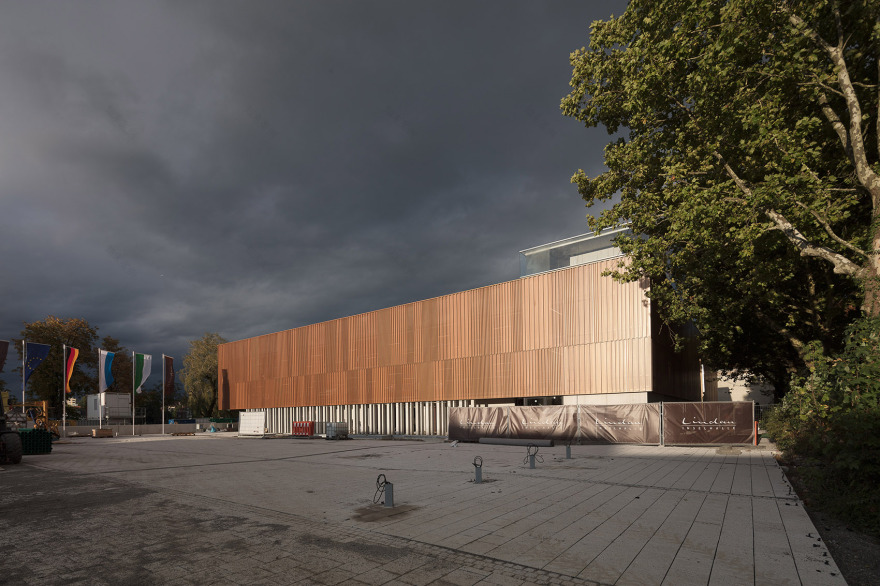 波浪金属立面,营造光影交织的立体停车场-16