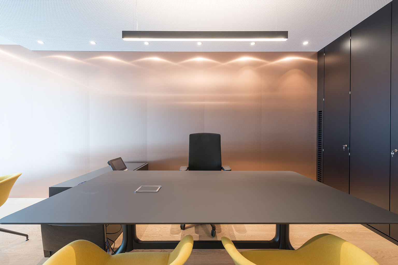 历史建筑中的现代办公室设计 | 铜、黄、木的啤酒主题空间-3