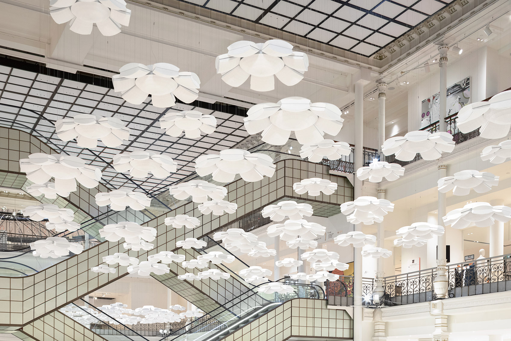 nendo在巴黎Le Bon Marche举办白色展览：雨后花/负与正的转换-93