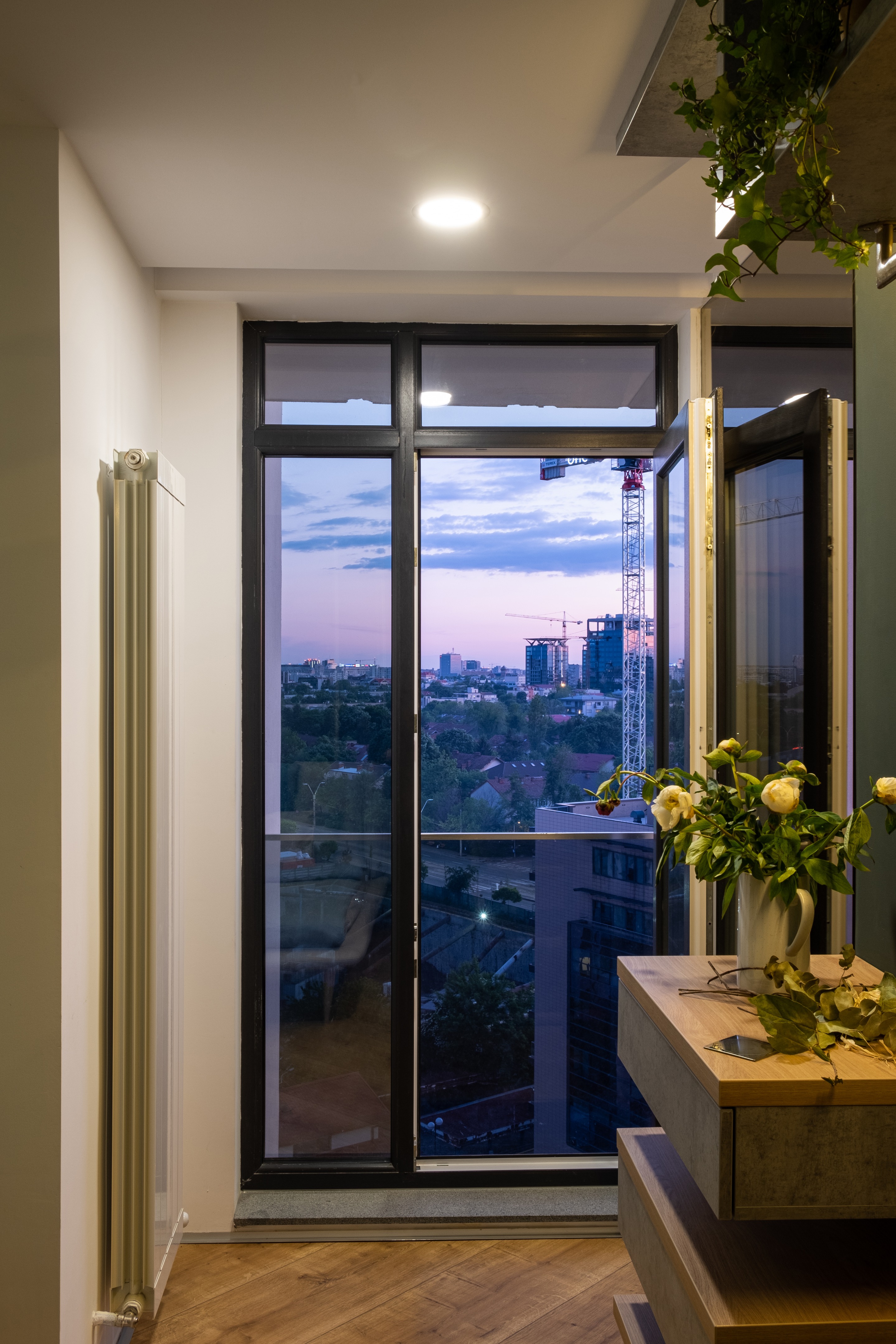 黑白极简公寓，融入自然的粗犷之美-18