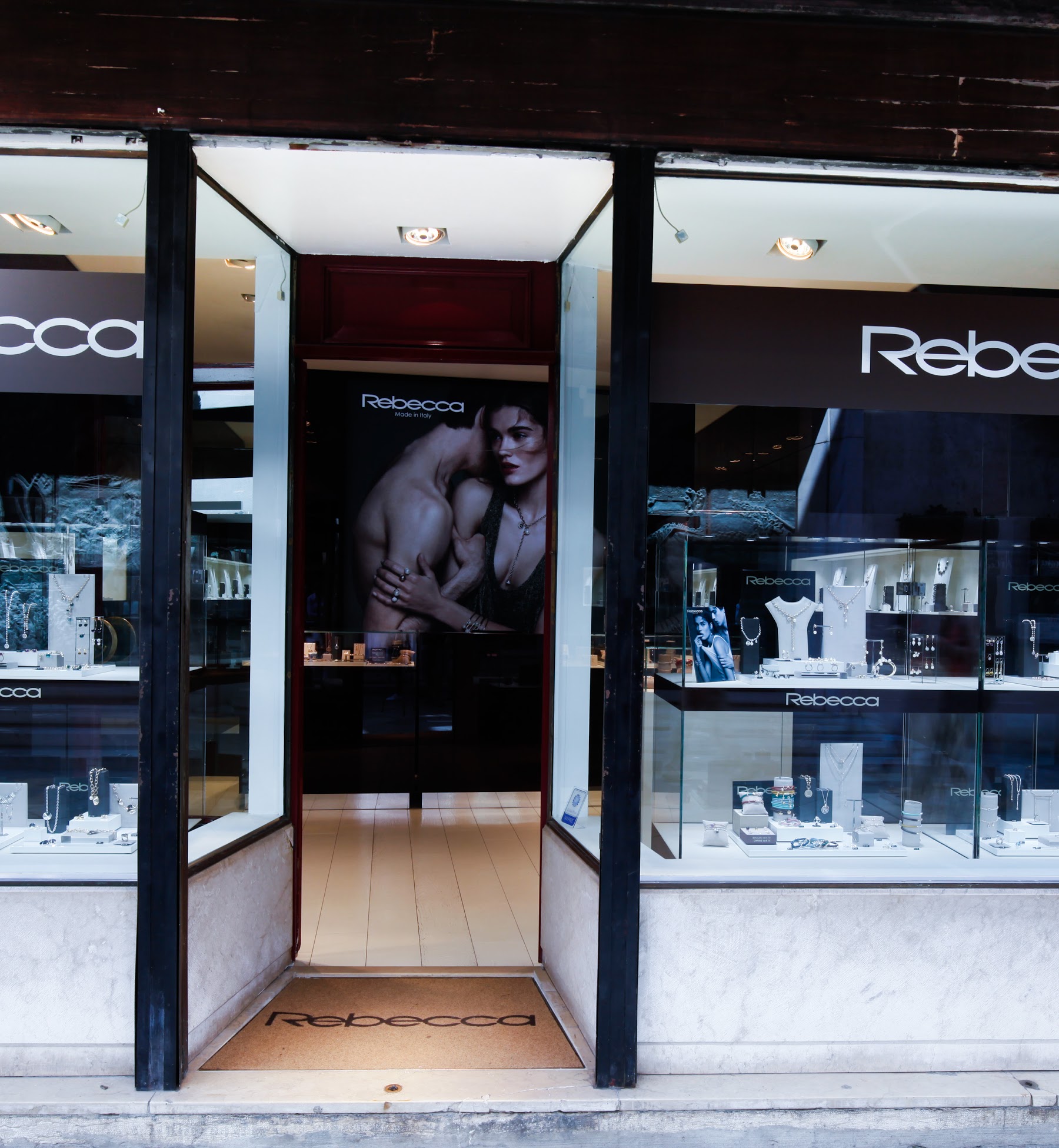 威尼斯 Rebecca 商店 | 简约优雅的室内设计-0