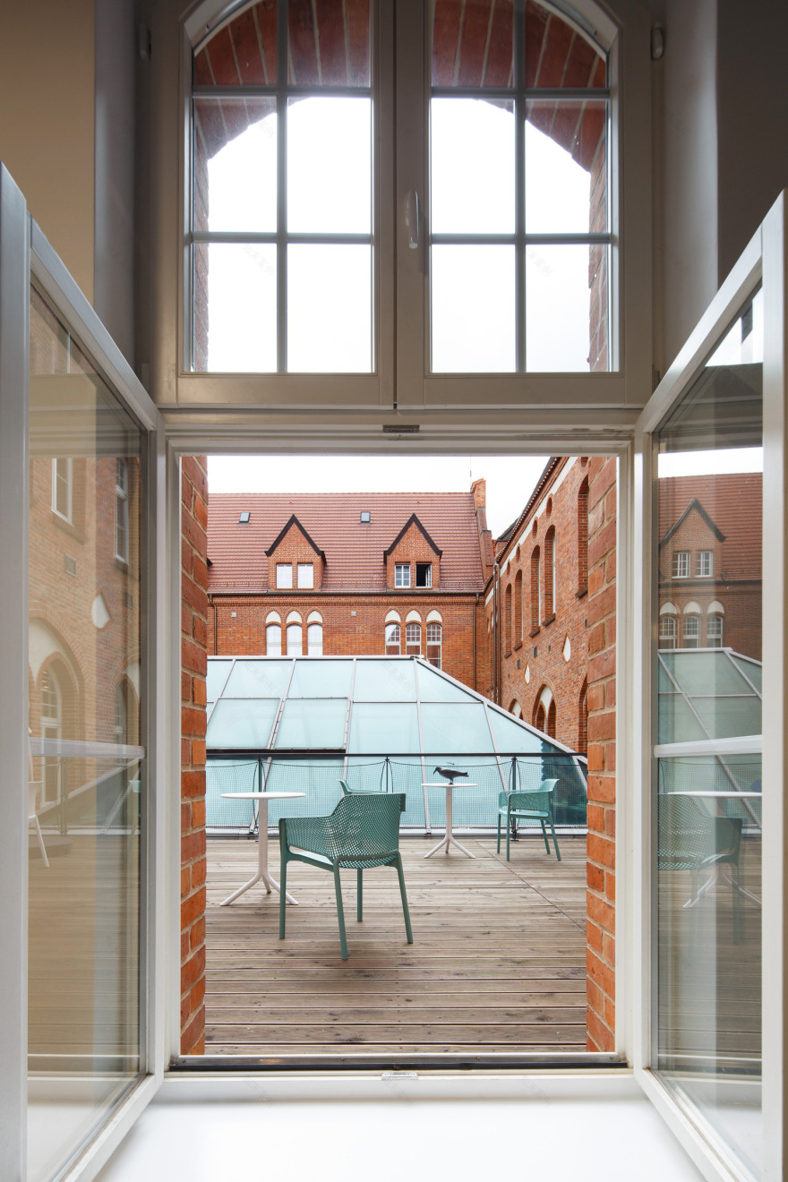 波兰哥特式旧邮局里的创意绿意办公空间-2