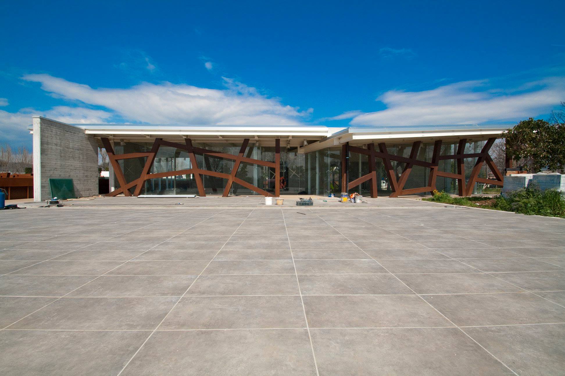 裸露结构中的多功能中心-0