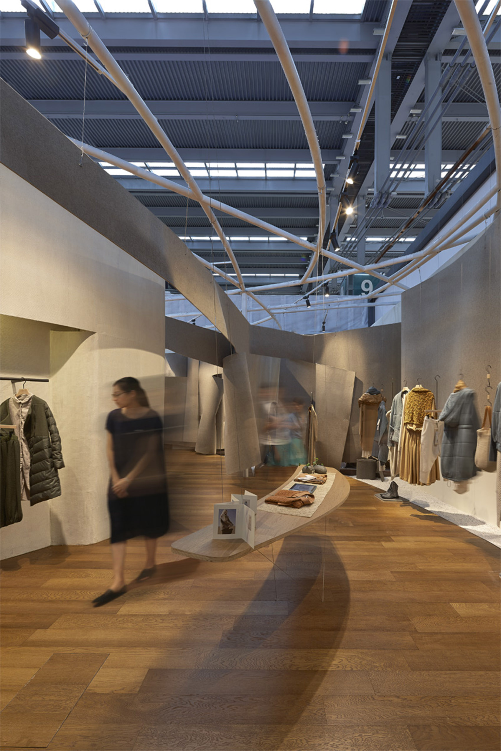 “悬浮毛毡”概念展厅，深圳/柔软的迷宫-31