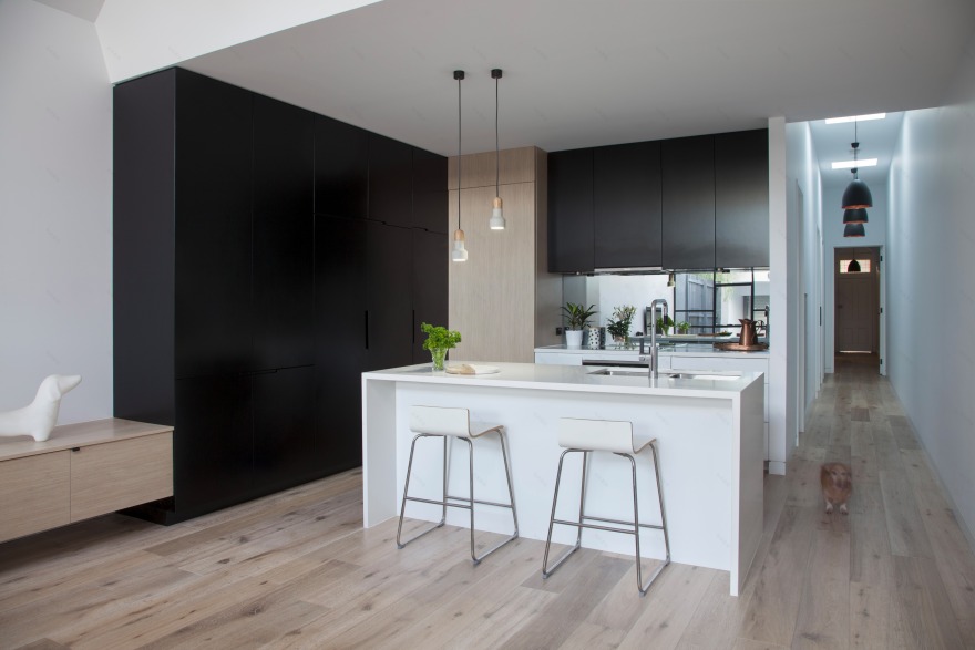 墨尔本城市别墅翻新,开放式布局与后院相连-7