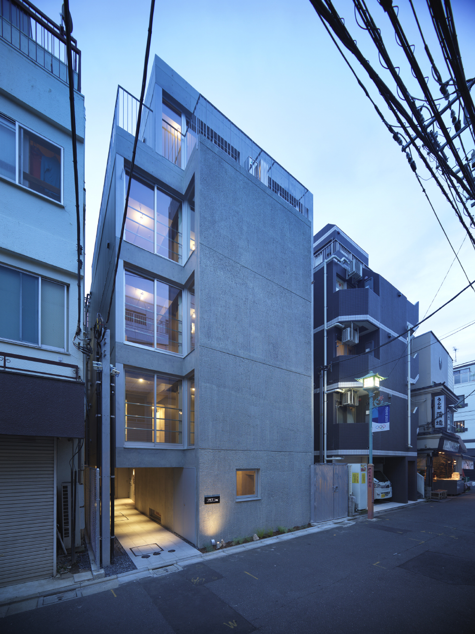 FUDOMAE公寓楼，东京/有六个竖直空隙的公寓-58