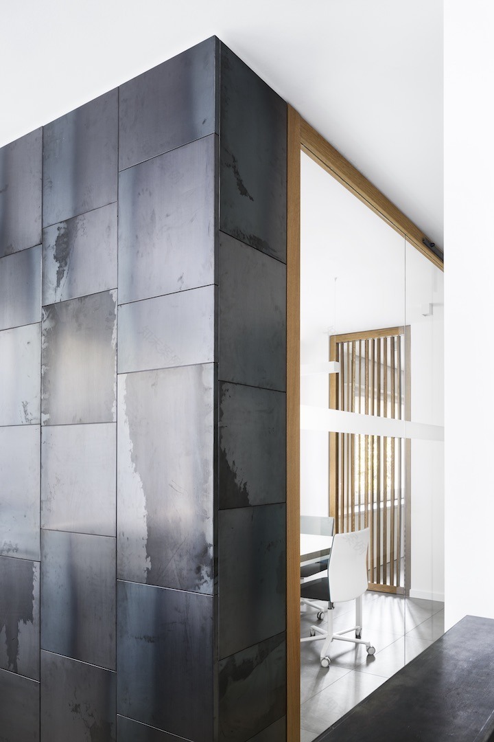 定制实木与玻璃结合,打造优雅办公空间-1