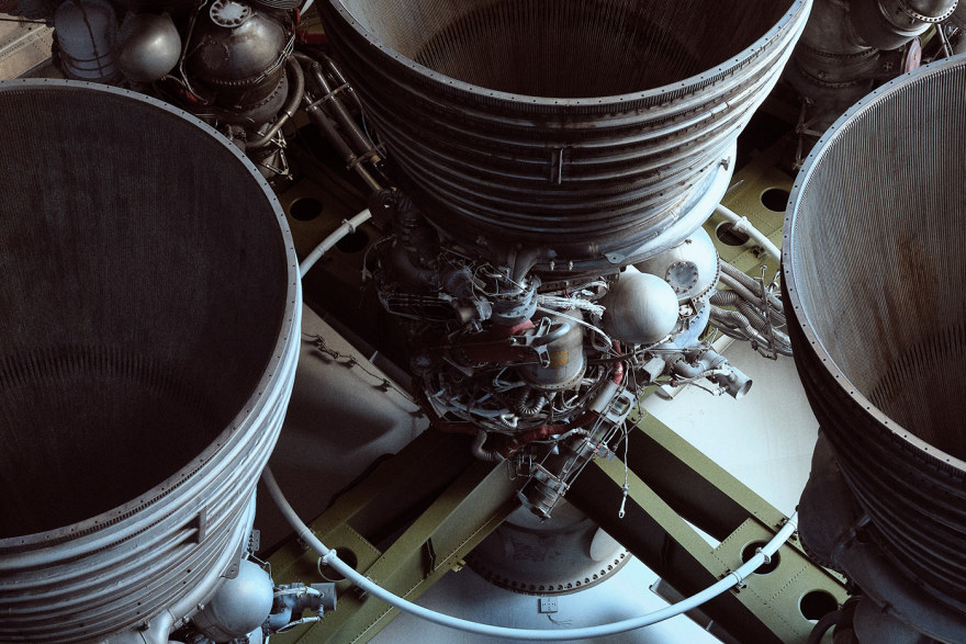 Zac Henderson 打造工业风 Saturn V 火箭内部空间设计-6