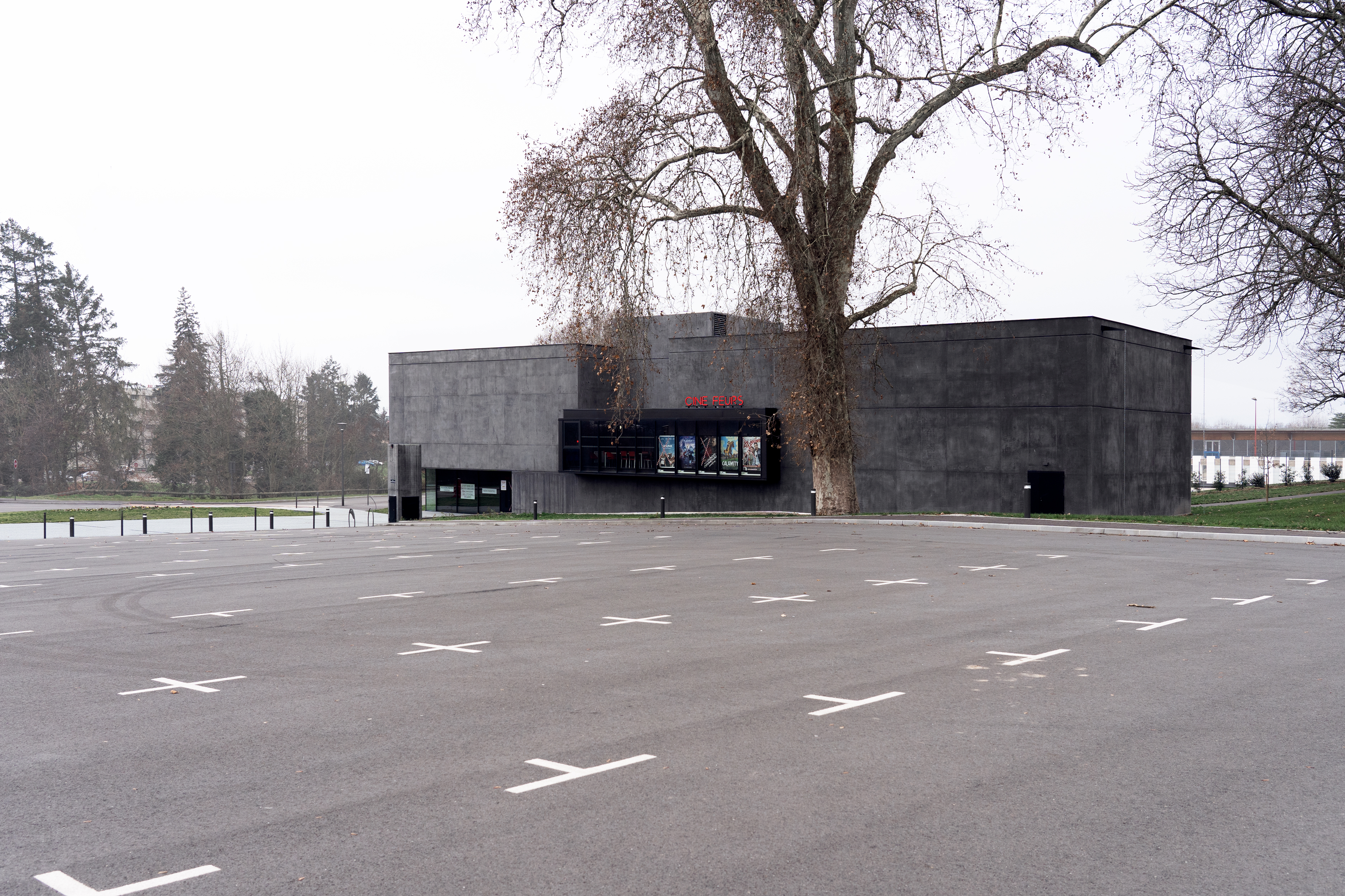 地形融入的黑色影院巨石-3